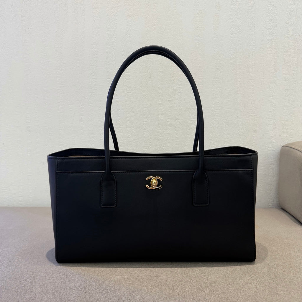 Chanel 26S Large Shopping Bag black detail view 1