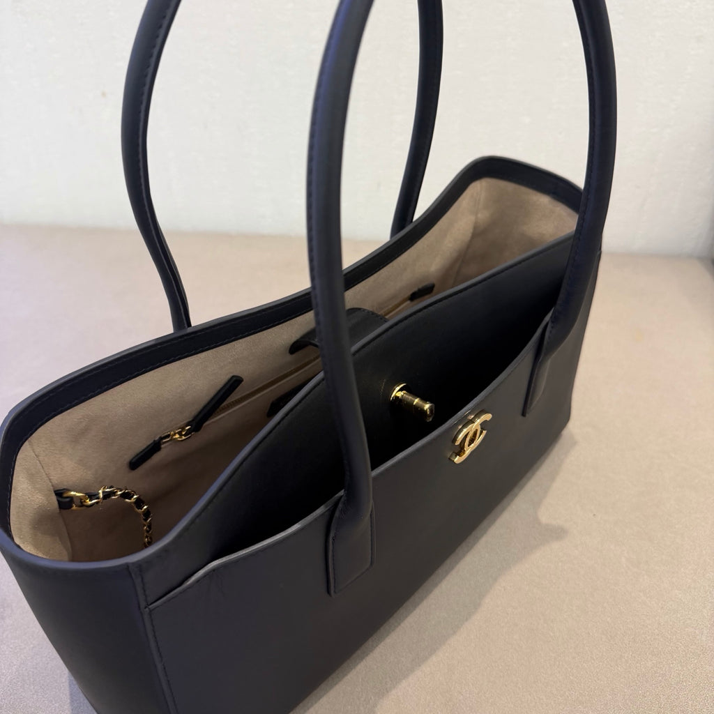 Chanel 26S Large Shopping Bag black detail view 5