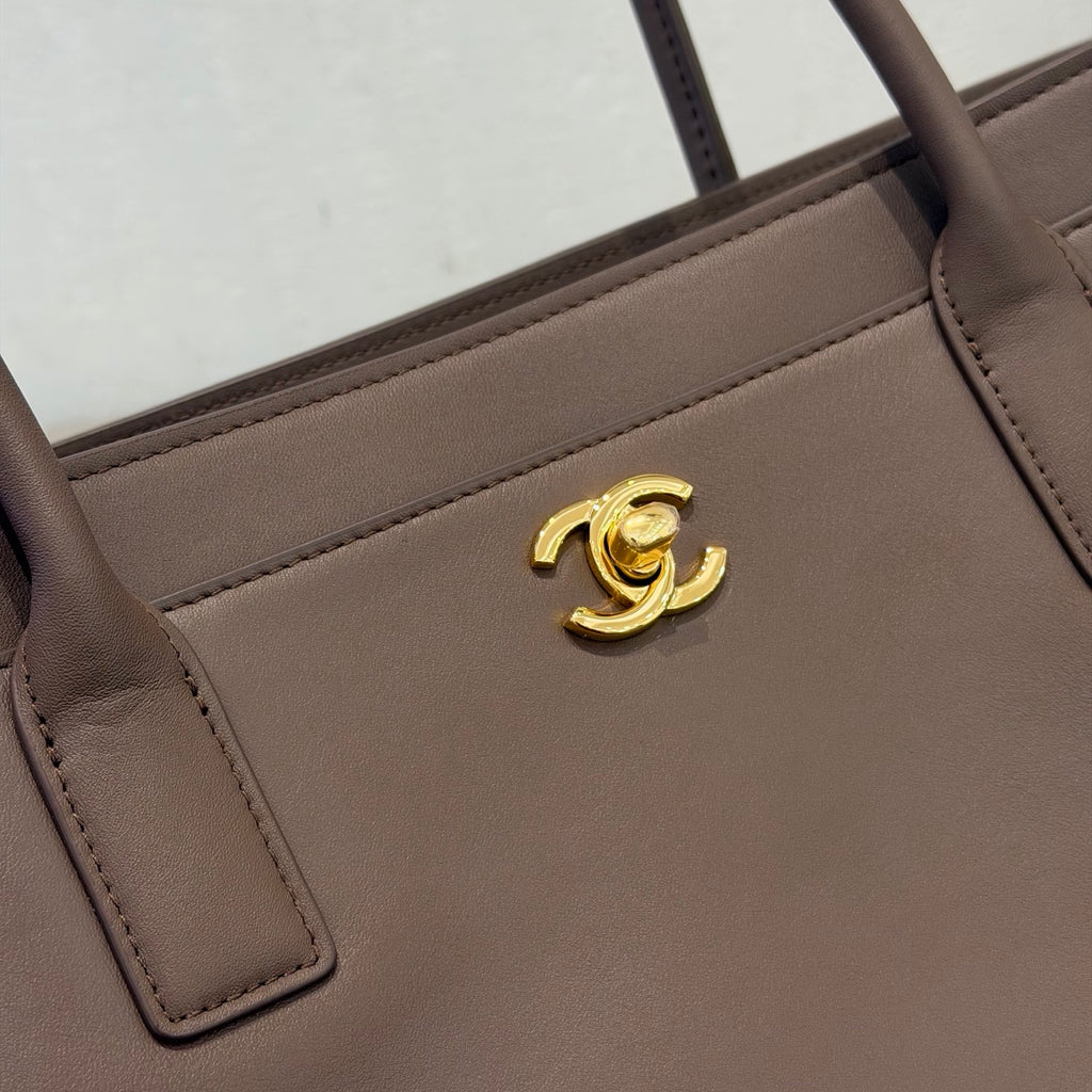 Chanel 26S Large Shopping Bag dark brown - view 9