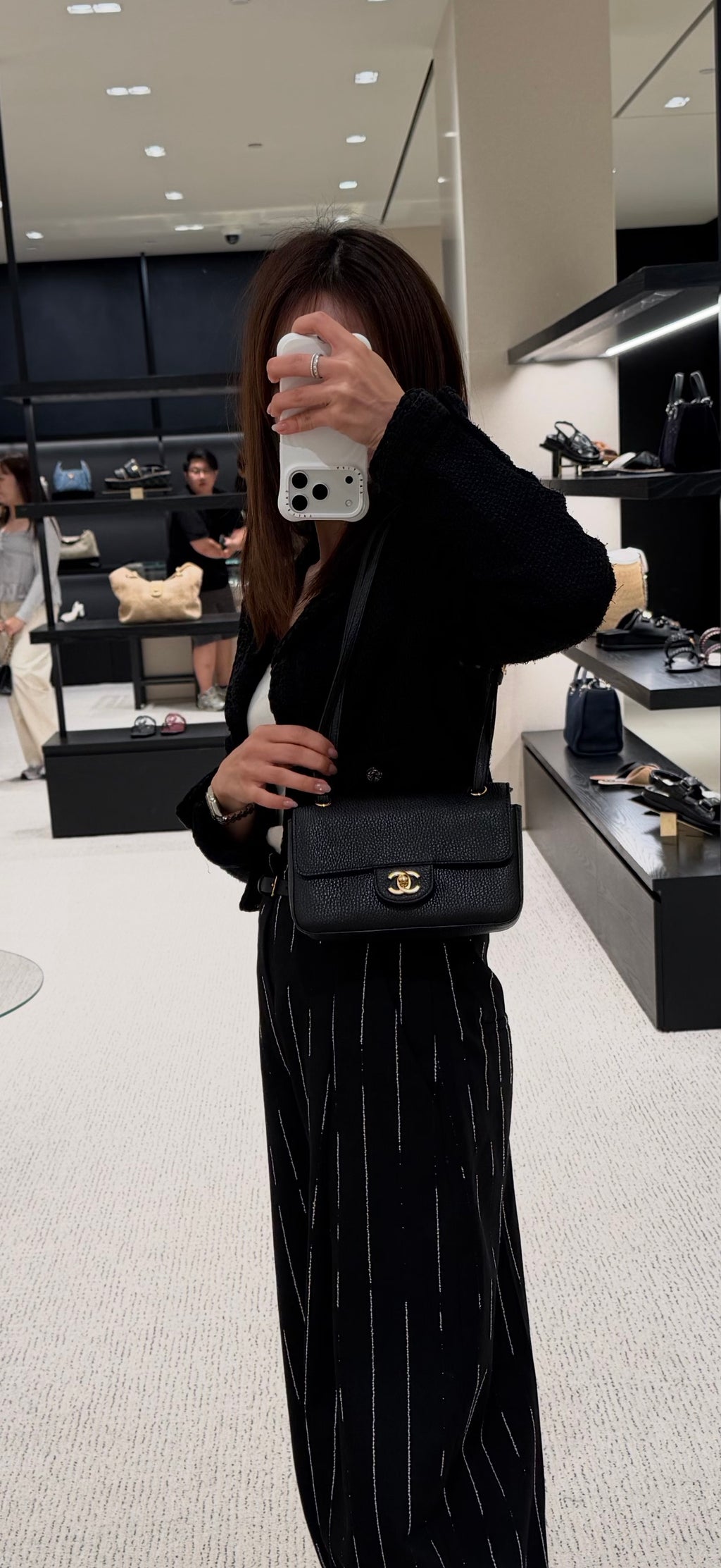 حقيبة Chanel Mini Flap Shoulder Bag السوداء على الموديل