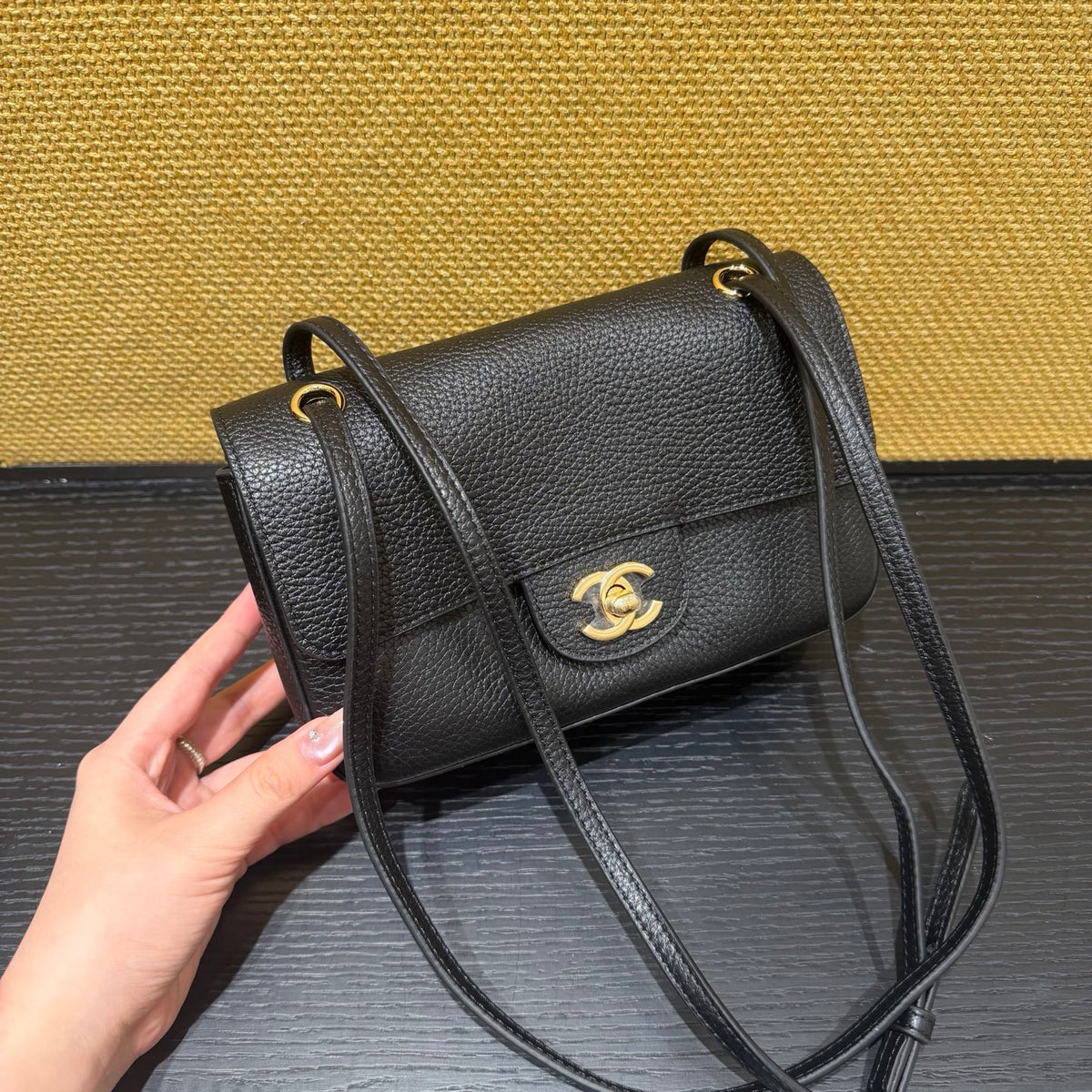 حقيبة Chanel Mini Flap Shoulder Bag السوداء - صورة 2
