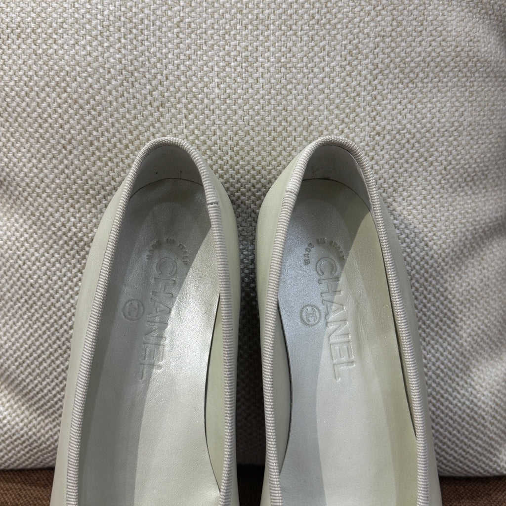 CHANEL Pointed Toe Ballet Flats – Beige & White