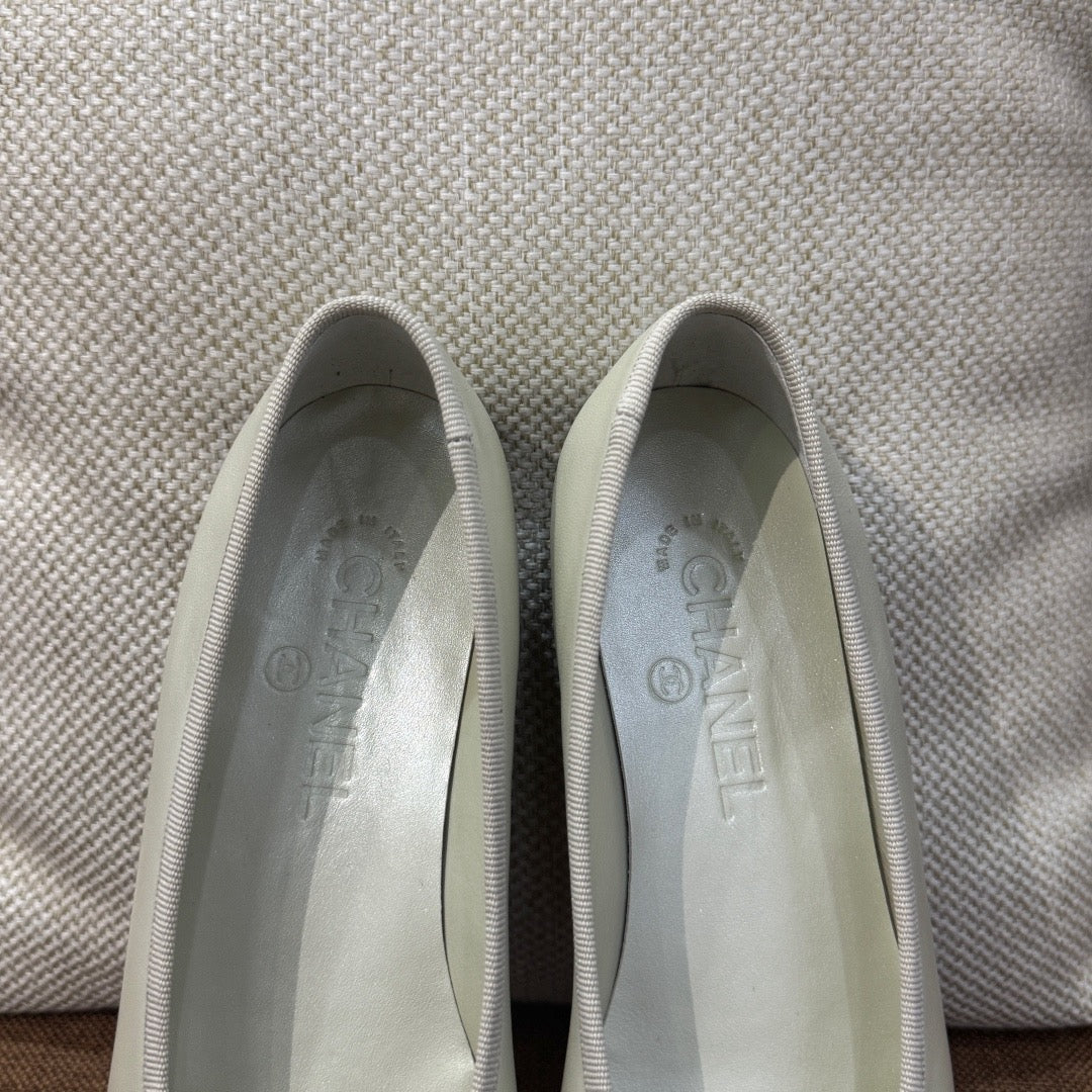 CHANEL Pointed Toe Ballet Flats – Beige & White