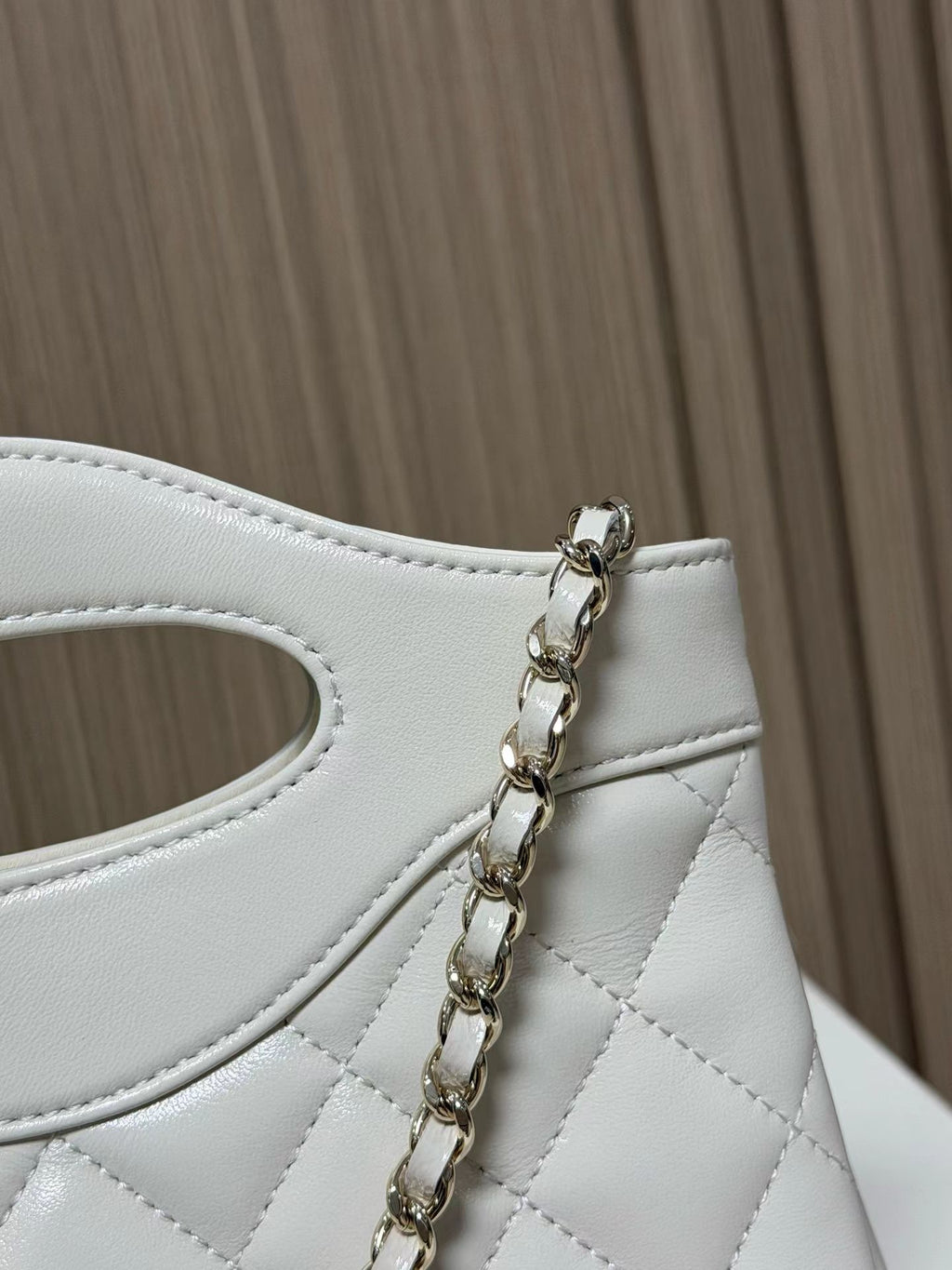 White mini handbag chain detail