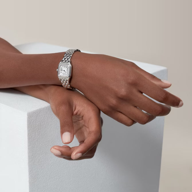 ساعة Panthère de Cartier صغيرة 23x30 مم من الذهب الأبيض والزركون والكوارتز