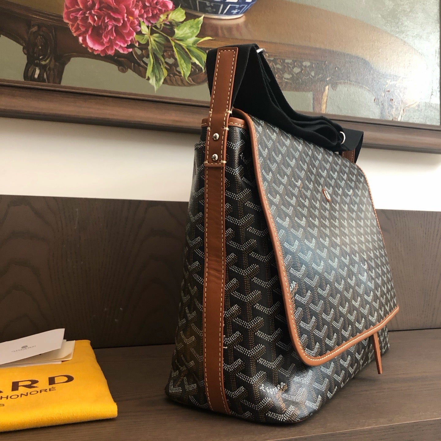 Messenger bag black and tan side view