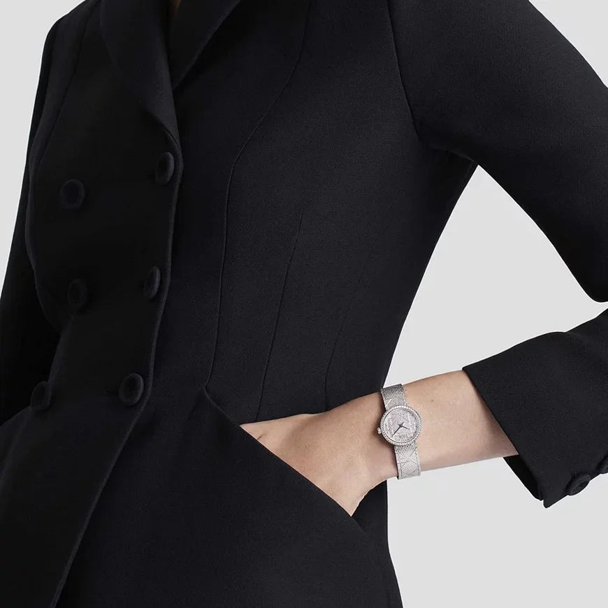 ساعة La D My Dior الفولاذية مع تفاصيل الزركون الأنيقة