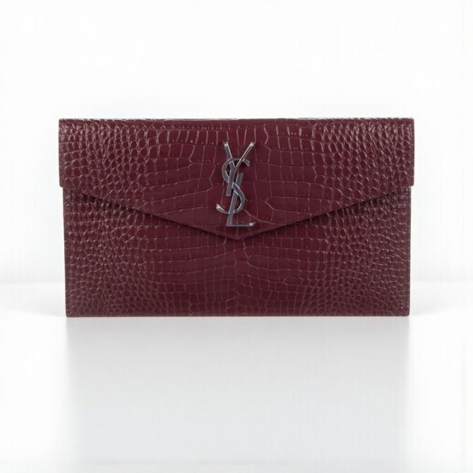 YSL Uptown Pouch باللون الأحمر الداكن بنقشة التمساح مع إكسسوارات بالاديوم